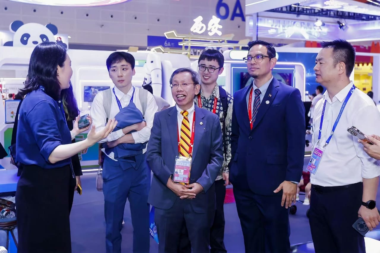 International delegates in conversation on the exhibition floor